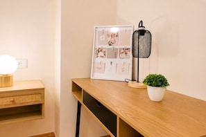 A wooden desk with a framed photo collage, a black mesh lamp, and a small potted plant. - Casa Valle Golf | Valle del Este Golf, Beach & Pool with garden in Vera (Vera)