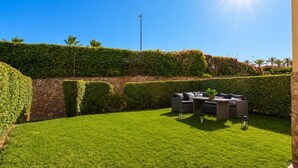A well-maintained outdoor seating area with a stone wall and neatly trimmed hedges. - Casa Valle Golf | Valle del Este Golf, Beach & Pool with garden in Vera (Vera)