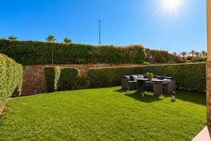 A well-maintained outdoor seating area with a stone wall and neatly trimmed hedges. - Casa Valle Golf | Valle del Este Golf, Beach & Pool with garden in Vera (Vera)