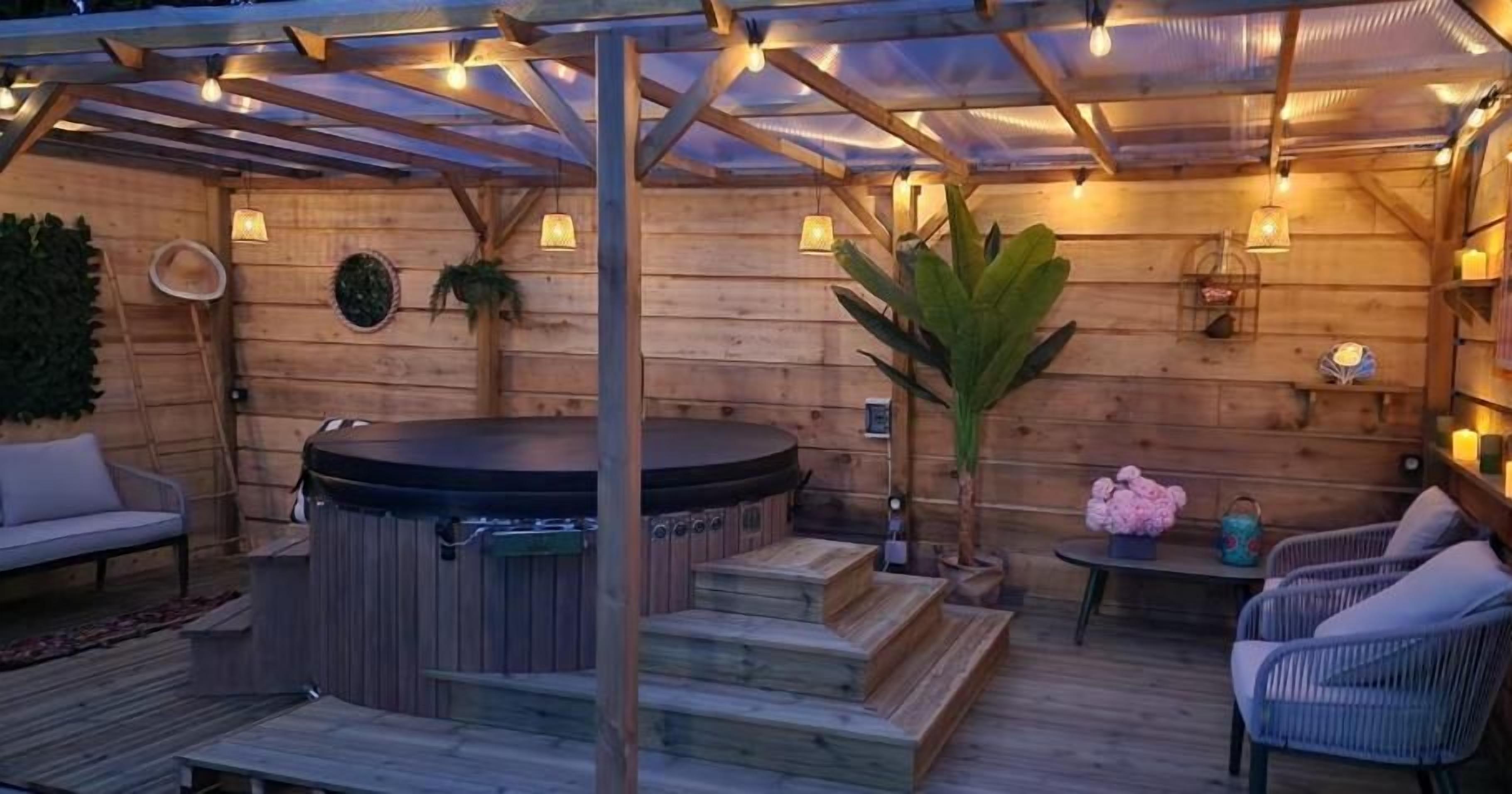 Outdoor spa tub