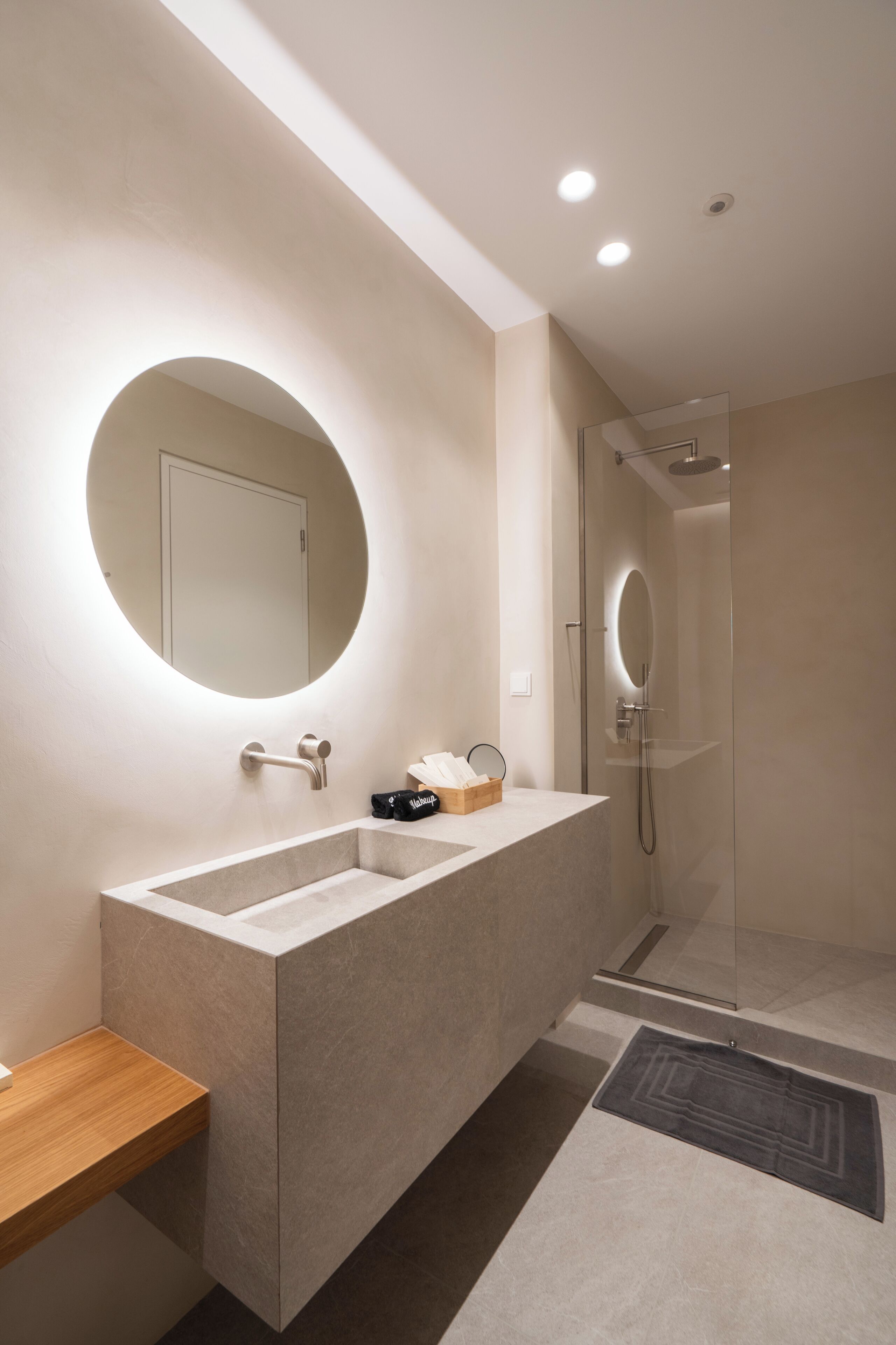 Studio | Bathroom | Shower, free toiletries, hair dryer, slippers
