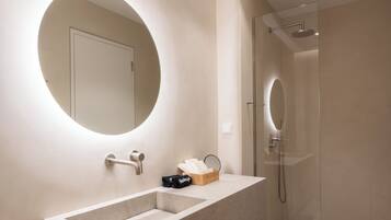 Studio | Bathroom | Shower, free toiletries, hair dryer, slippers