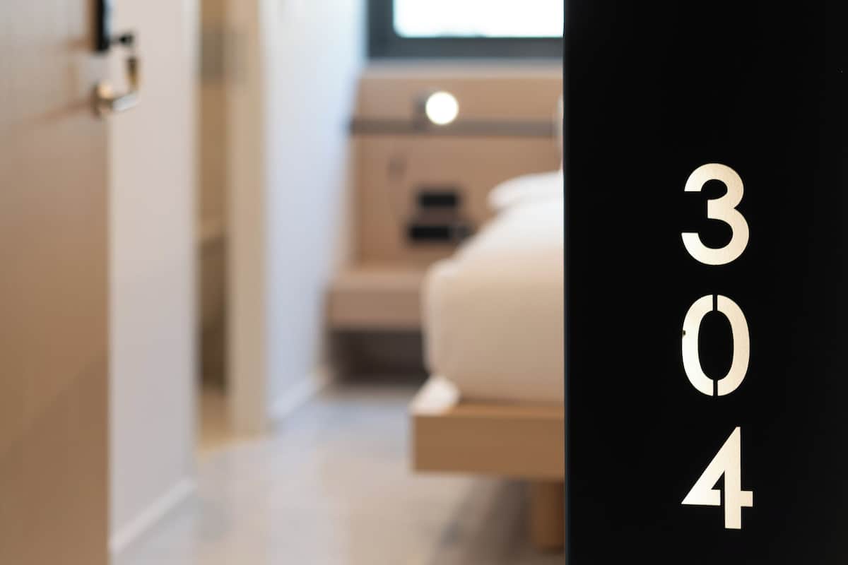 Kahden hengen economy-huone, 1 parisänky, tupakointi kielletty, oma kylpyhuone | Tallelokero huoneessa, pimennysverhot, äänieristys, silitysrauta/-lauta