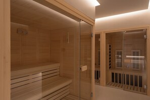 Un sauna con paredes de madera y puerta de cristal.