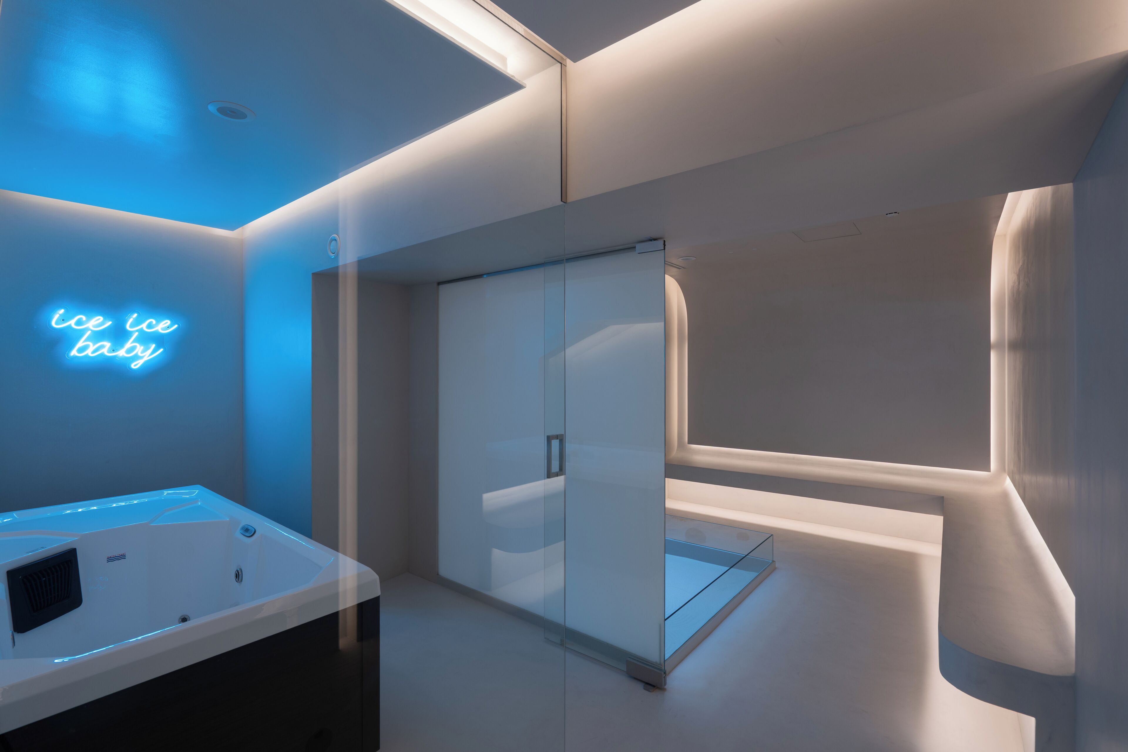 Un sauna, masajes con piedras calientes, masajes de tejido profundo