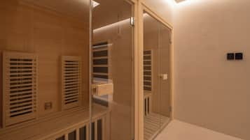 Una habitación moderna y luminosa con paneles de madera, una puerta de cristal y estanterías empotradas.