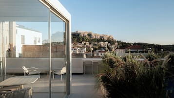 Un edificio moderno con fachada de vidrio que da a una ciudad con arquitectura histórica.