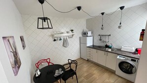Kahvin-/teenkeitin, jääkaappi, mikroaaltouuni, liesi