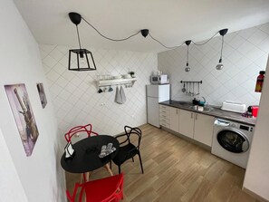 Wasserkocher mit Kaffee-/Teezubehör, Kühlschrank, Mikrowelle, Herdplatte