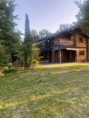 Exterior - Guest Room “Chambre du Haut” with Shared Pool, Wi-Fi, and Air Conditioning (Saint-Rémy-en-Rollat)