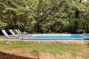 A rectangular swimming pool with a paved deck and lounge chairs. - Chambre LUNA Guest Room near Vichy – Shared Pool, Wi-Fi, Air Conditioning (Saint-Rémy-en-Rollat)