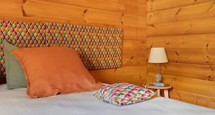 Chambre LUNA Guest Room near Vichy – Shared Pool, Wi-Fi, Air Conditioning