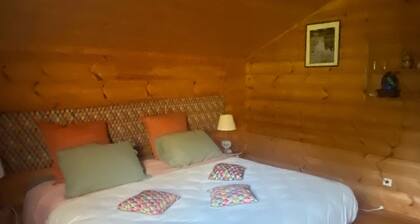 Guest Room “Chambre du Haut” with Shared Pool, Wi-Fi, and Air Conditioning