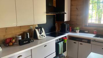 Coffee/tea maker, fridge, microwave, stovetop