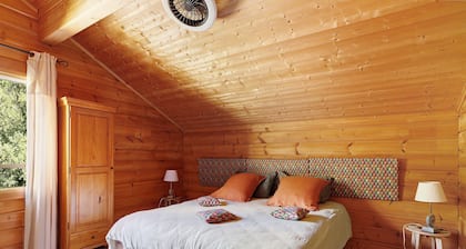 Chambre LUNA Guest Room near Vichy – Shared Pool, Wi-Fi, Air Conditioning