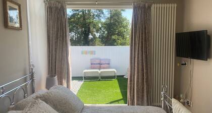 Moss Retreat Sleeps 2, Balcony/garden/parking/pubs