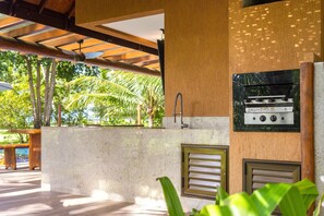 BBQ facilities - Beachfront Bungalow with Staff in Carneiros (Praia dos Carneiros)