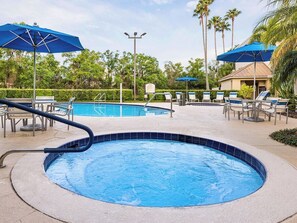 A swimming pool with a hot tub, lounge chairs, and umbrellas. - 3 Bedroom Villa at Marriott Imperial Palms Resort (, Orlando)