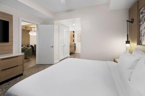 A hotel room with a bed, a TV, a wardrobe, and a door leading to a bathroom. - 3 Bedroom Villa at Marriott Imperial Palms Resort (, Orlando)