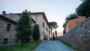 Una stretta via fiancheggiata da edifici storici in pietra con un percorso lastricato.