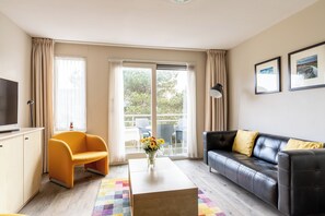 Living area - Comfortable vacation apartment on Ameland with access to a pool; dogs welcome (Hollum)