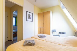 4 bedrooms, WiFi, bed sheets - Comfortable vacation apartment on Ameland with access to a pool; dogs welcome (Hollum)