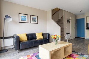 Living area - Comfortable vacation apartment on Ameland with access to a pool; dogs welcome (Hollum)