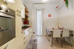 Kahvin-/teenkeitin, jääkaappi, mikroaaltouuni, uuni