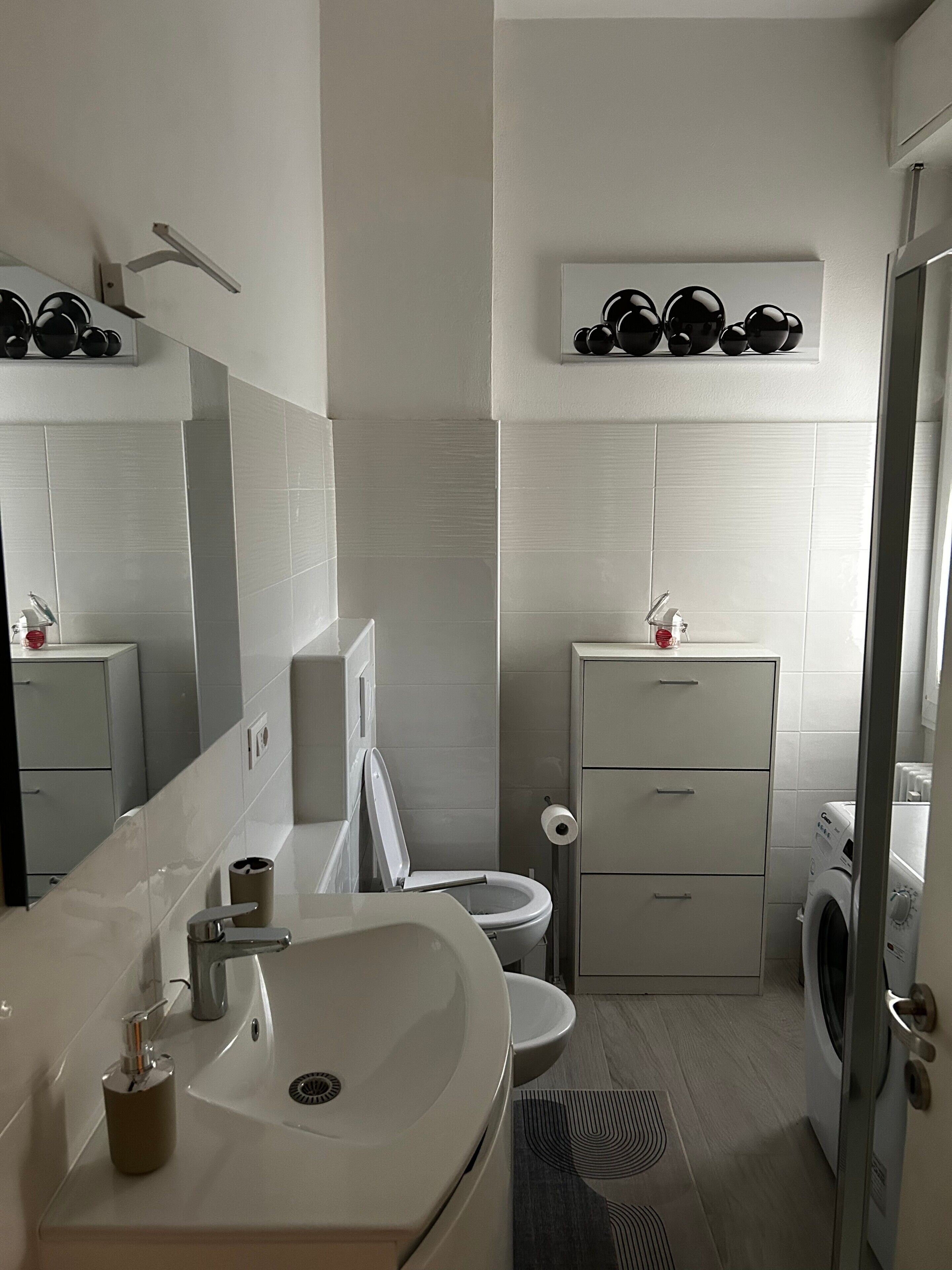 Douche, sèche-cheveux, serviettes fournies