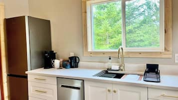 Wasserkocher mit Kaffee-/Teezubehör, Kühlschrank, Ofen, Herdplatte
