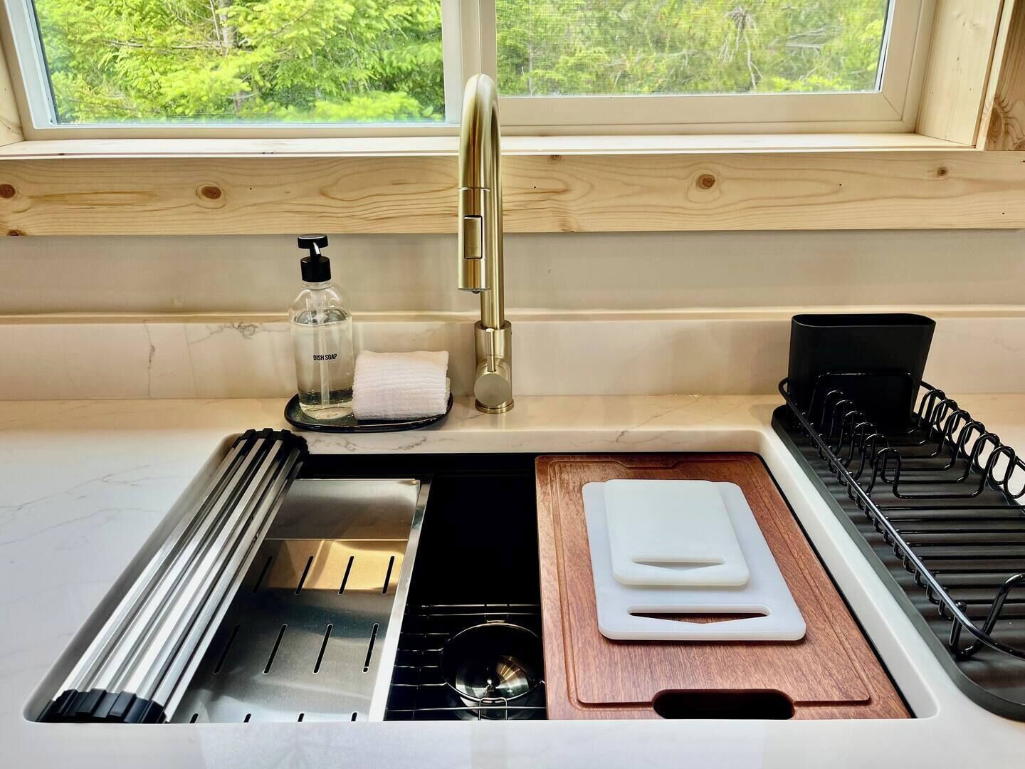 Coffee/tea maker, fridge, oven, stovetop