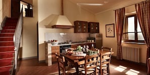 Macchina per tè/caffè, frigorifero, forno, piano cottura