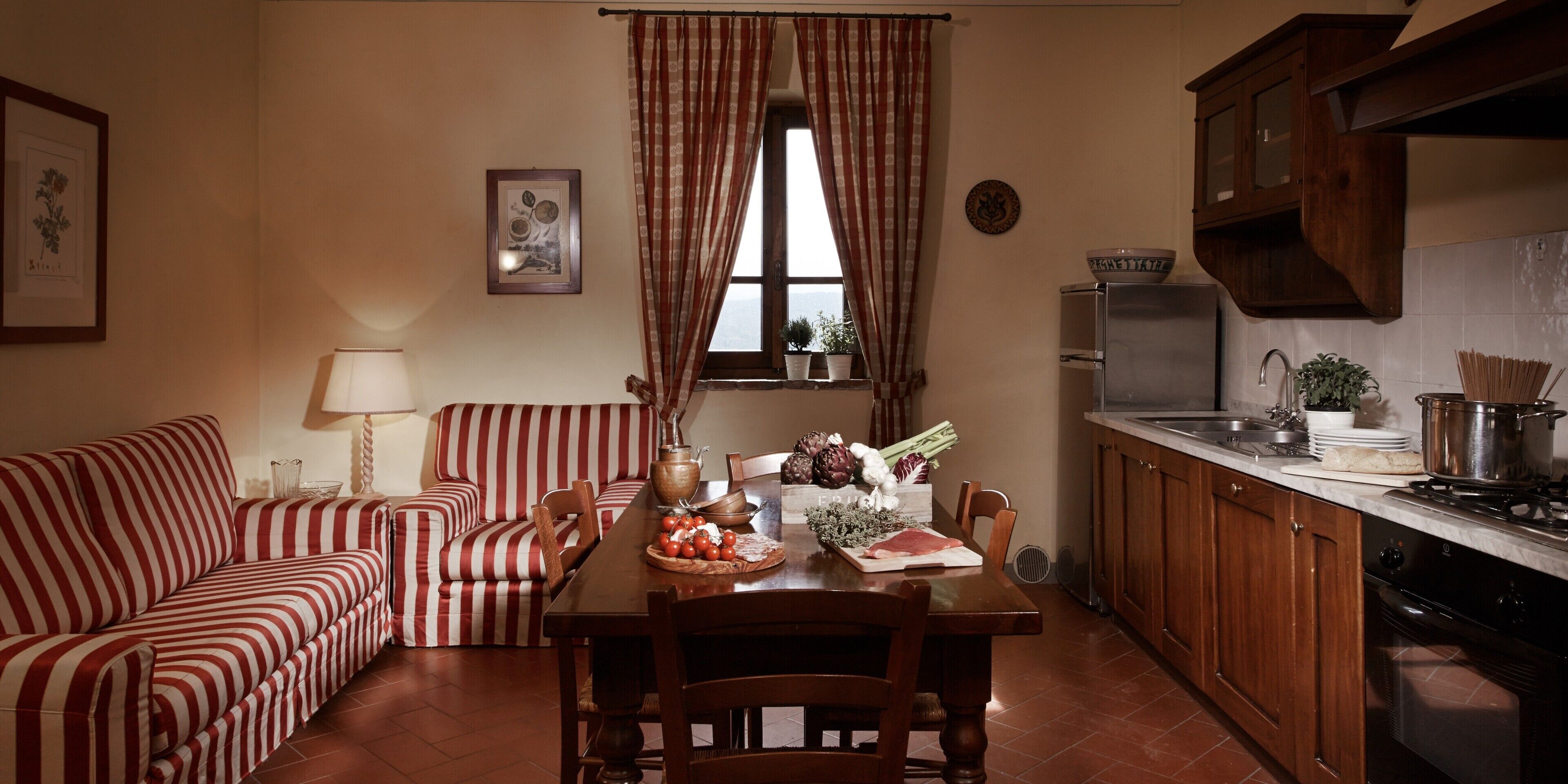 Macchina per tè/caffè, frigorifero, forno, piano cottura