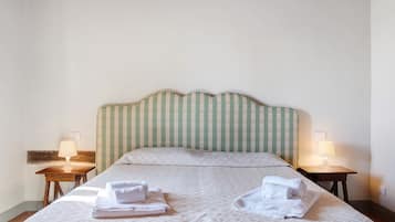 Ein Hotelzimmer mit einem Bett, zwei Nachttischen und zwei Lampen.