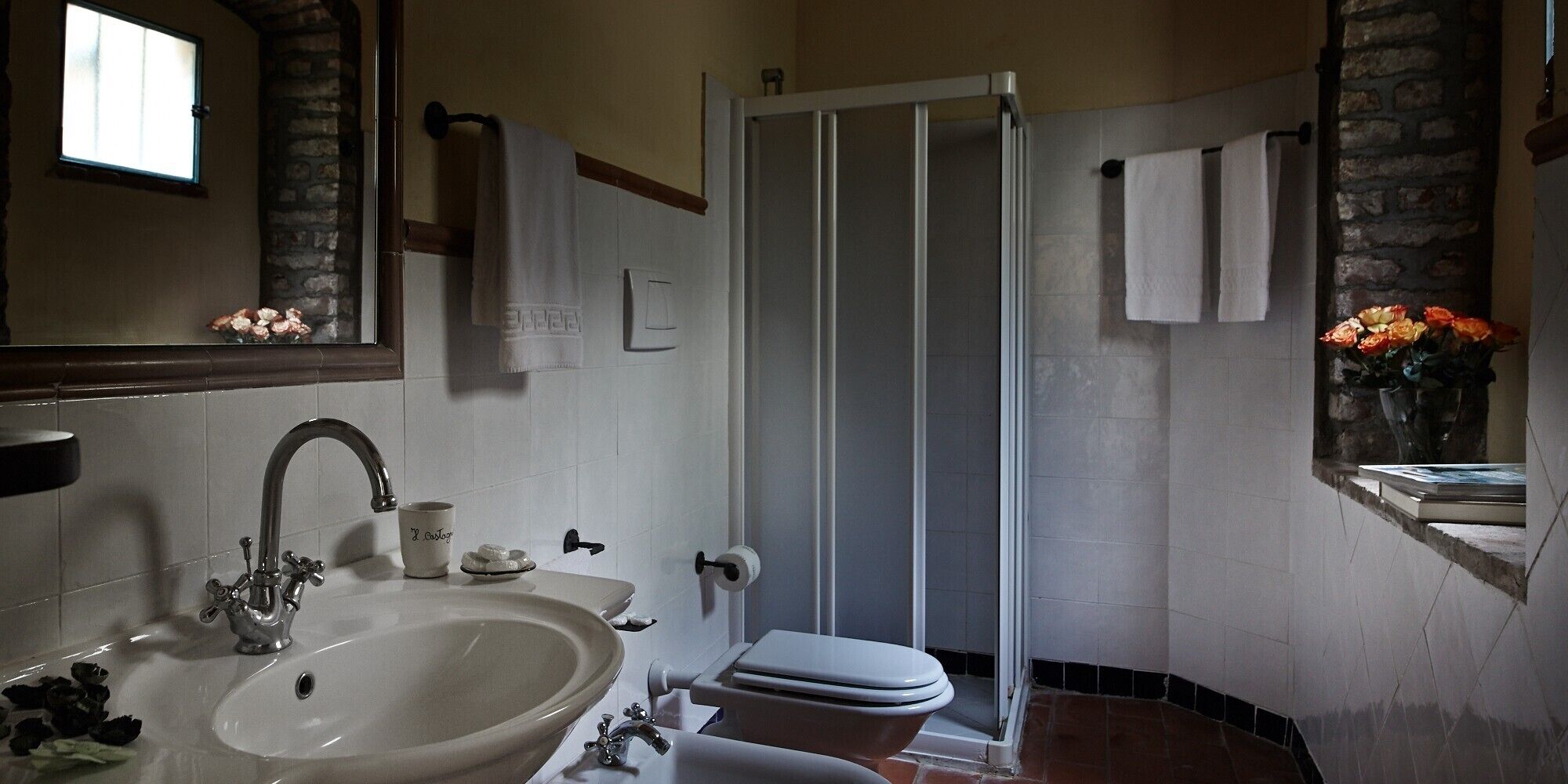 Un bagno con lavandino, WC e doccia.
