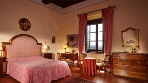 Une chambre à coucher avec un grand lit, une commode, un bureau et une chaise.