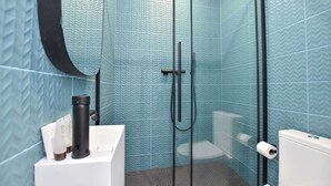Un baño con ducha, inodoro y lavamanos.