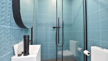 Ein Badezimmer mit Dusche, Toilette und Waschbecken.