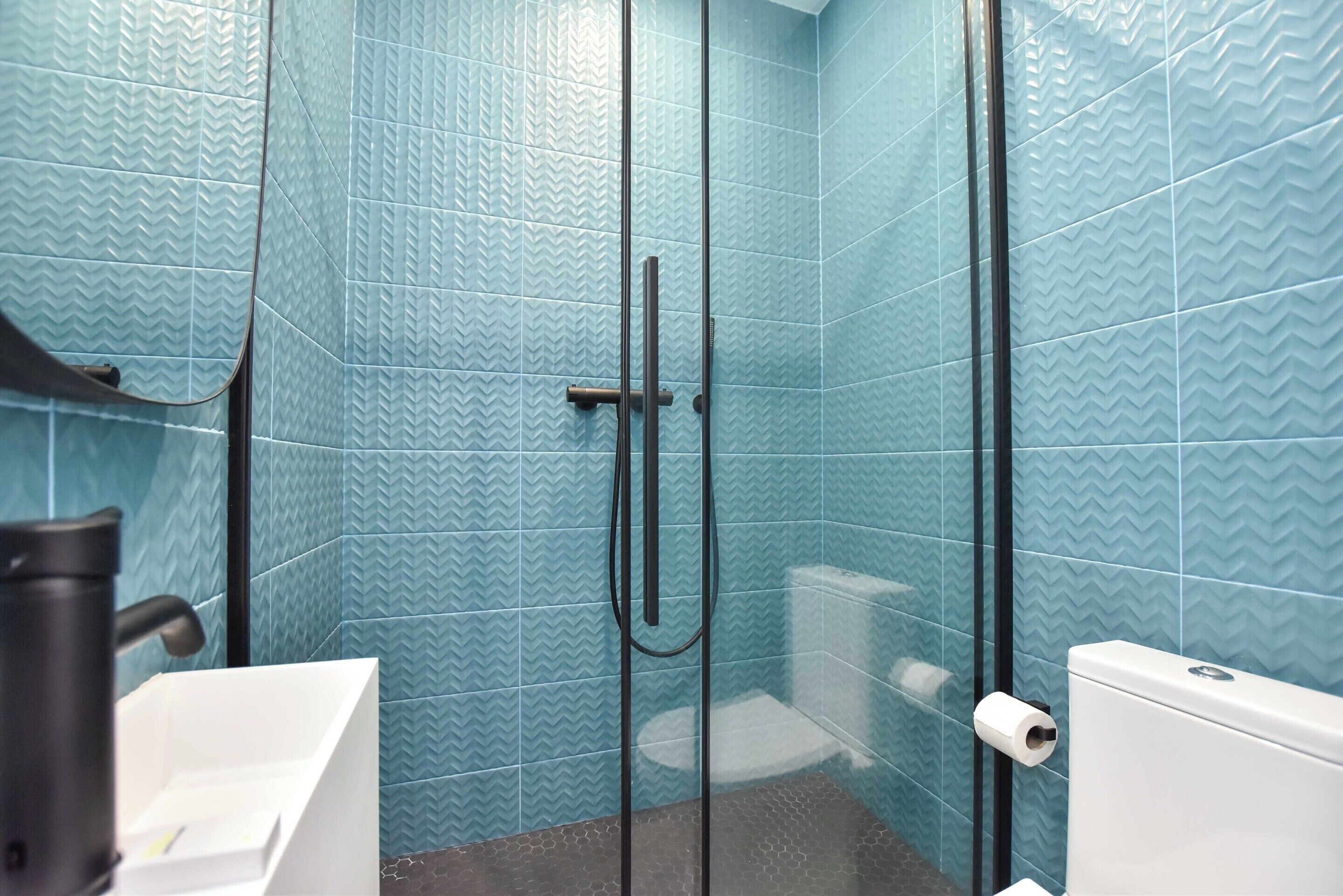 Apartment | Bathroom | Hair dryer, towels, shampoo