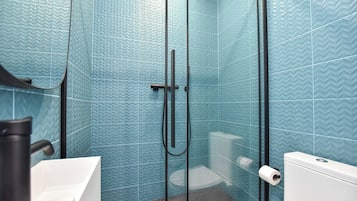 Apartment | Bathroom | Hair dryer, towels, shampoo