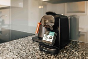 Eine Kaffeemaschine mit einem Aufkleber, der angibt, dass sie für Bio-Kaffeekapseln geeignet ist.