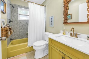 Ein Badezimmer mit Badewanne, Toilette und Waschbecken.