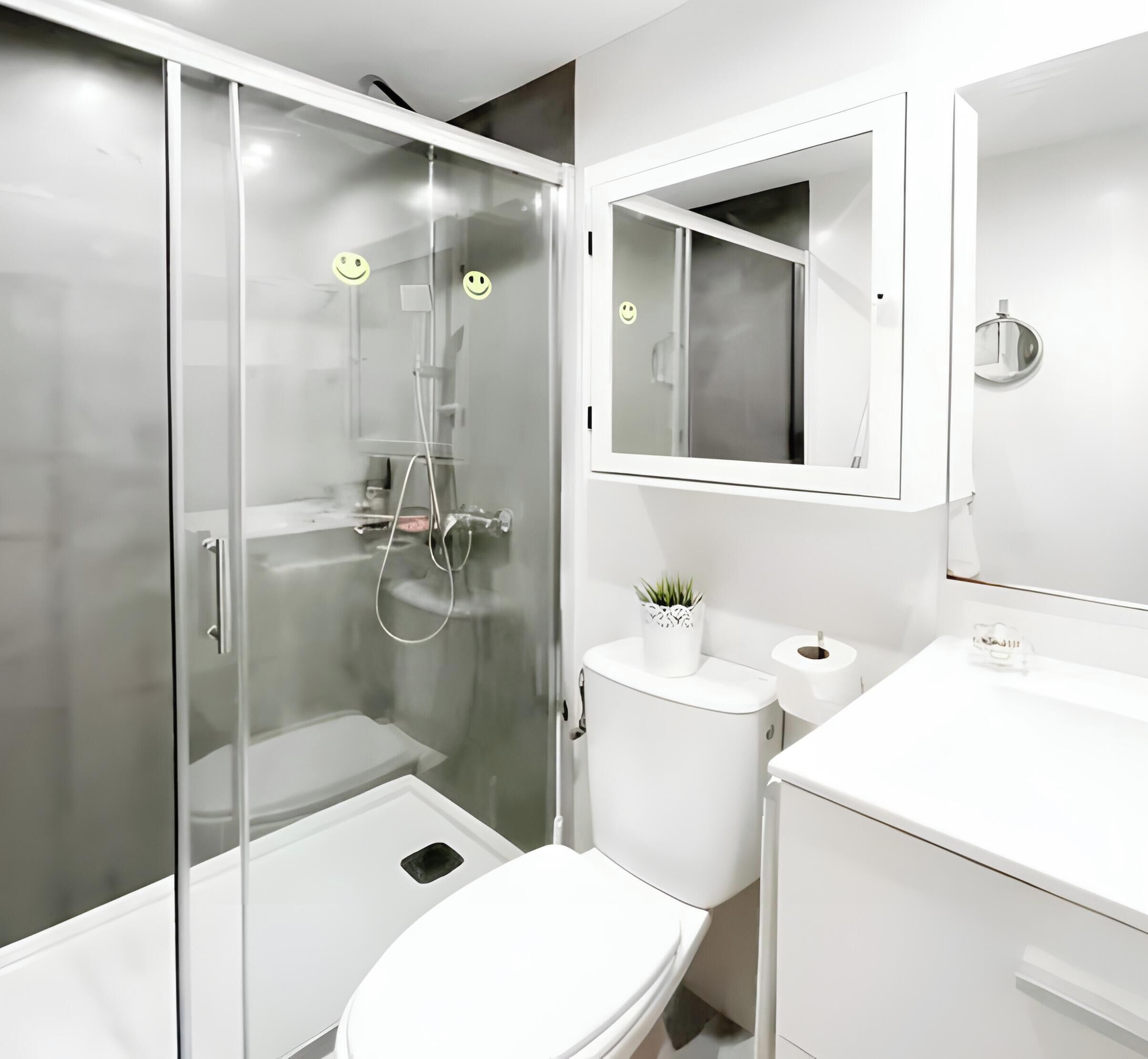 Dusche, Haartrockner, Handtücher
