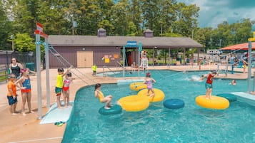 Una piscina al aire libre de temporada