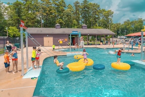 Piscine extérieure en saison