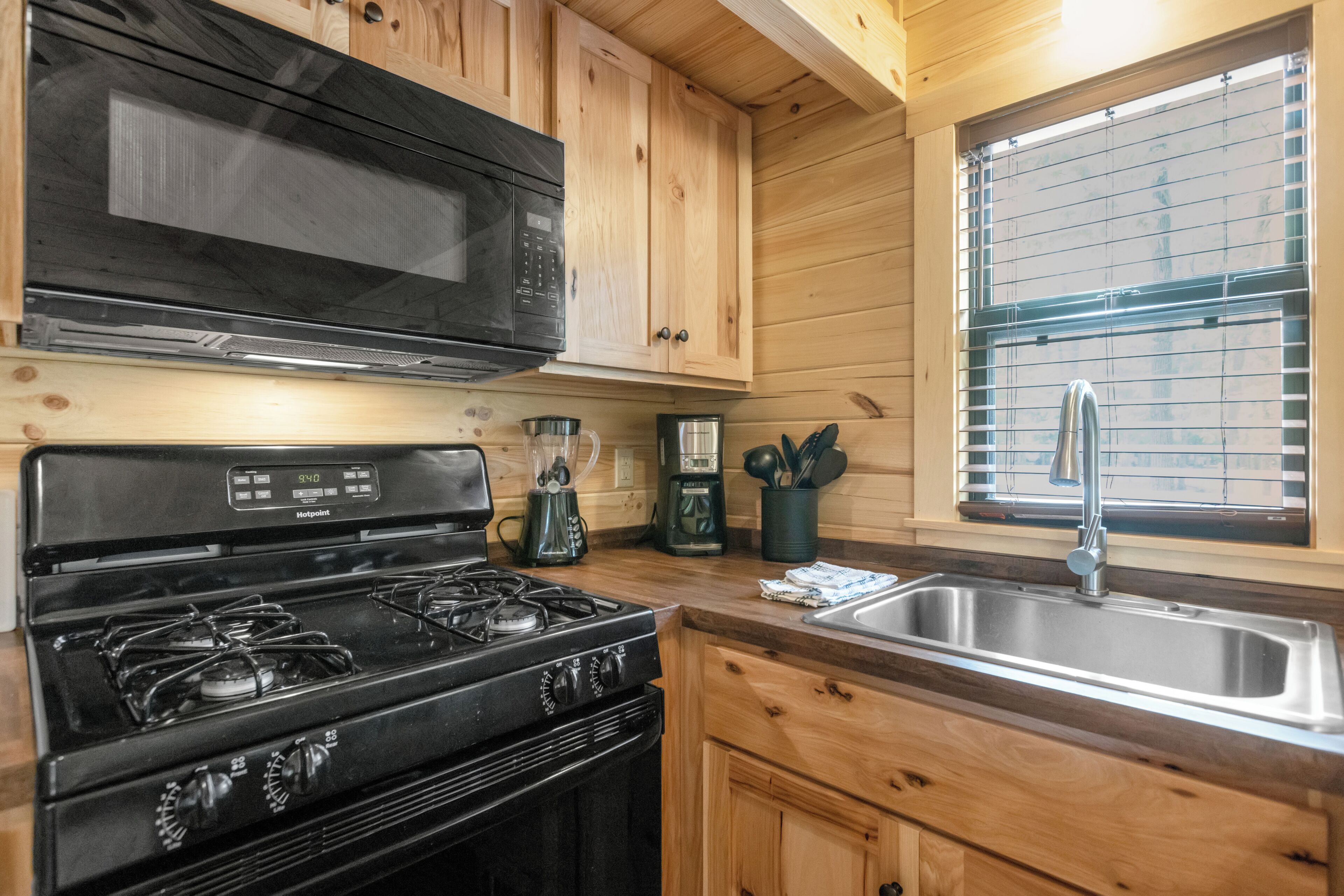 Deluxe Cottage | Private kitchen | Oven, cookware/dishes/utensils