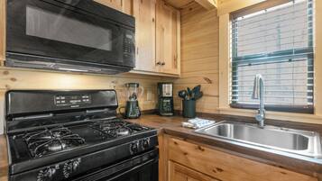 Deluxe Cottage | Private kitchen | Oven, cookware/dishes/utensils