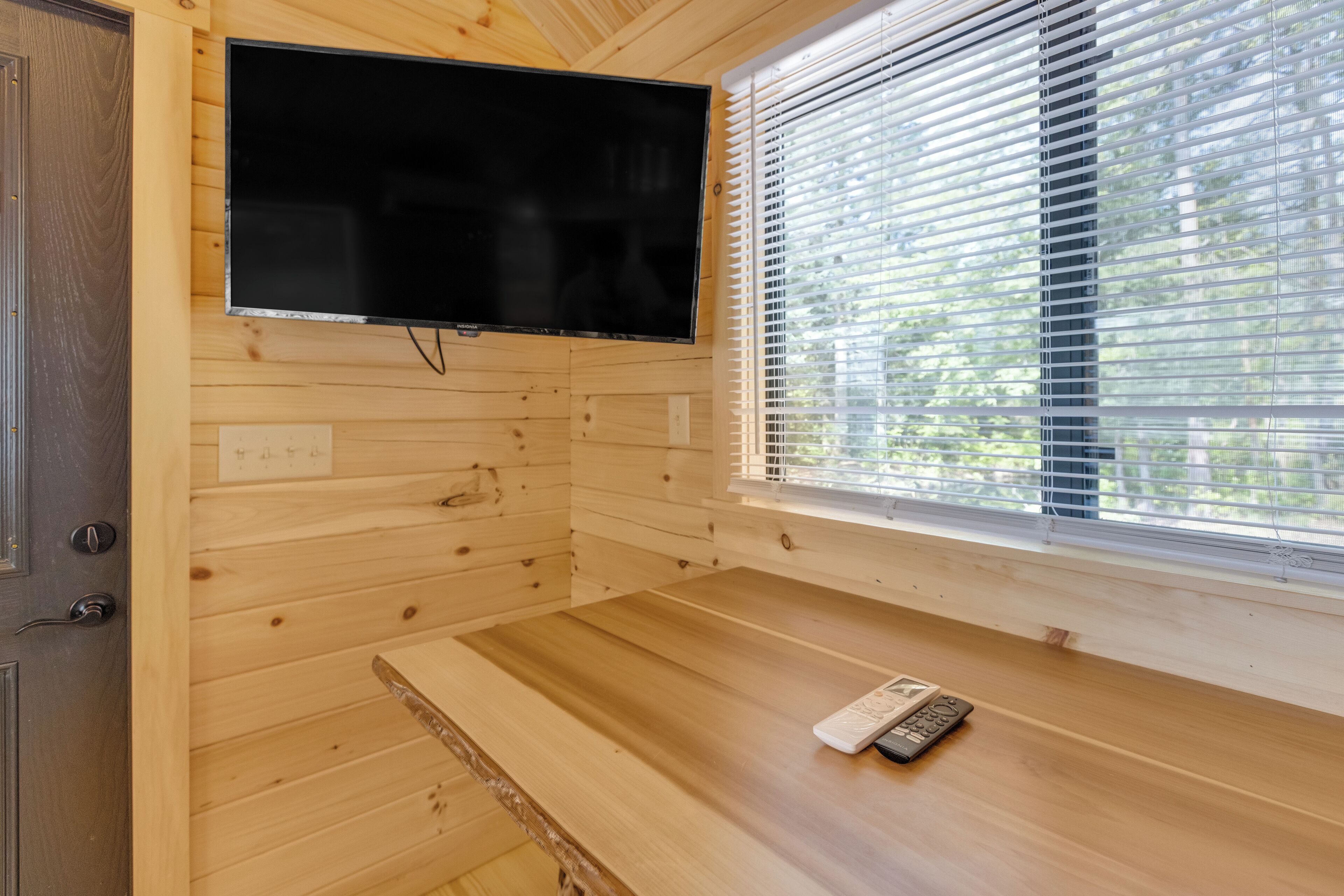 Deluxe Cabin, Lake View | WiFi (free), individually decorated, individually furnished, bed sheets