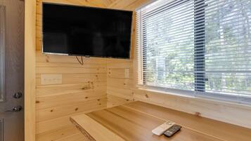 Deluxe Cabin, Lake View | WiFi (free), individually decorated, individually furnished, bed sheets