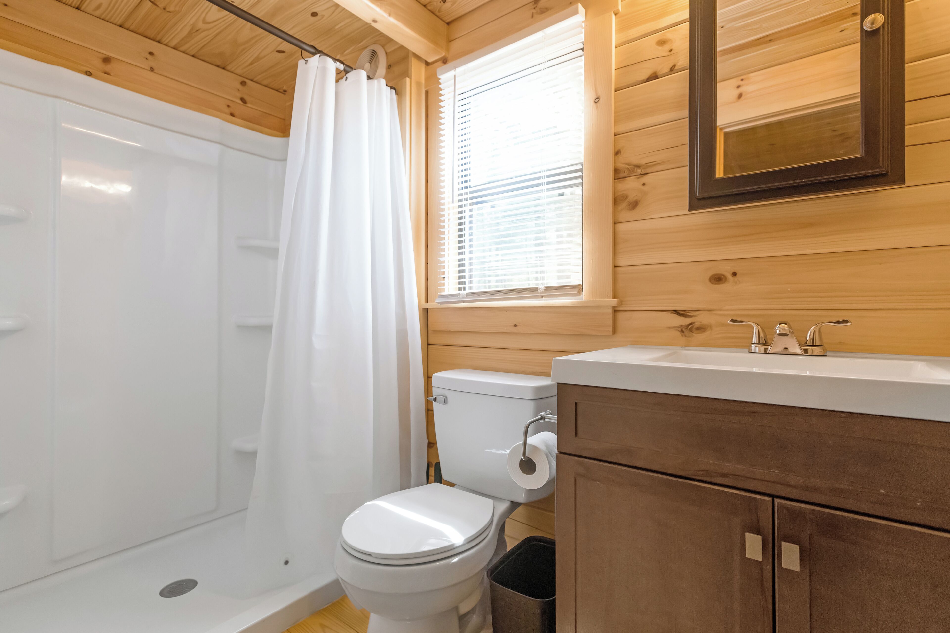 Deluxe Cabin, Lake View | Bathroom